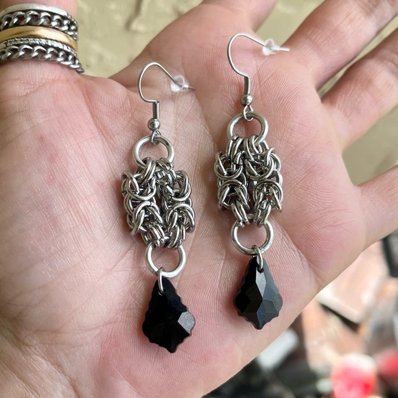 Handmade maille dangly stainless steel earrings with black austrian crystals - Picture 9 of 16